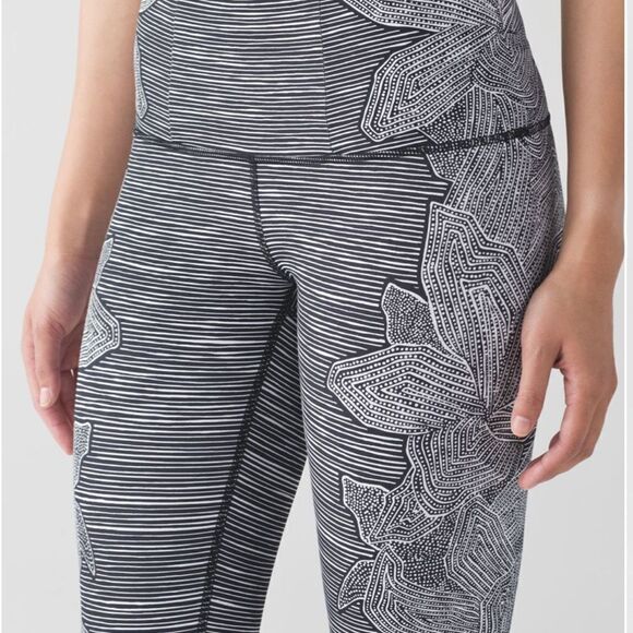 Lululemon Wunder Under Pant Grey Floral
Dottie Tribe leggings size 4 - Picture 4 of 10